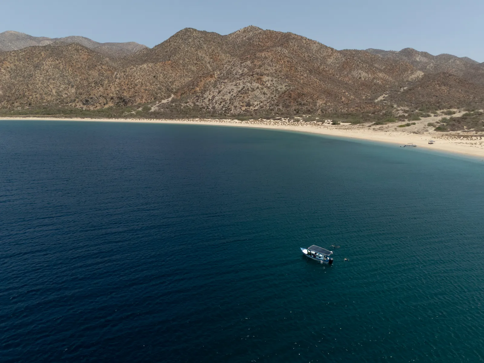 Vista aérea con dron de la embarcación navegando en la bahía