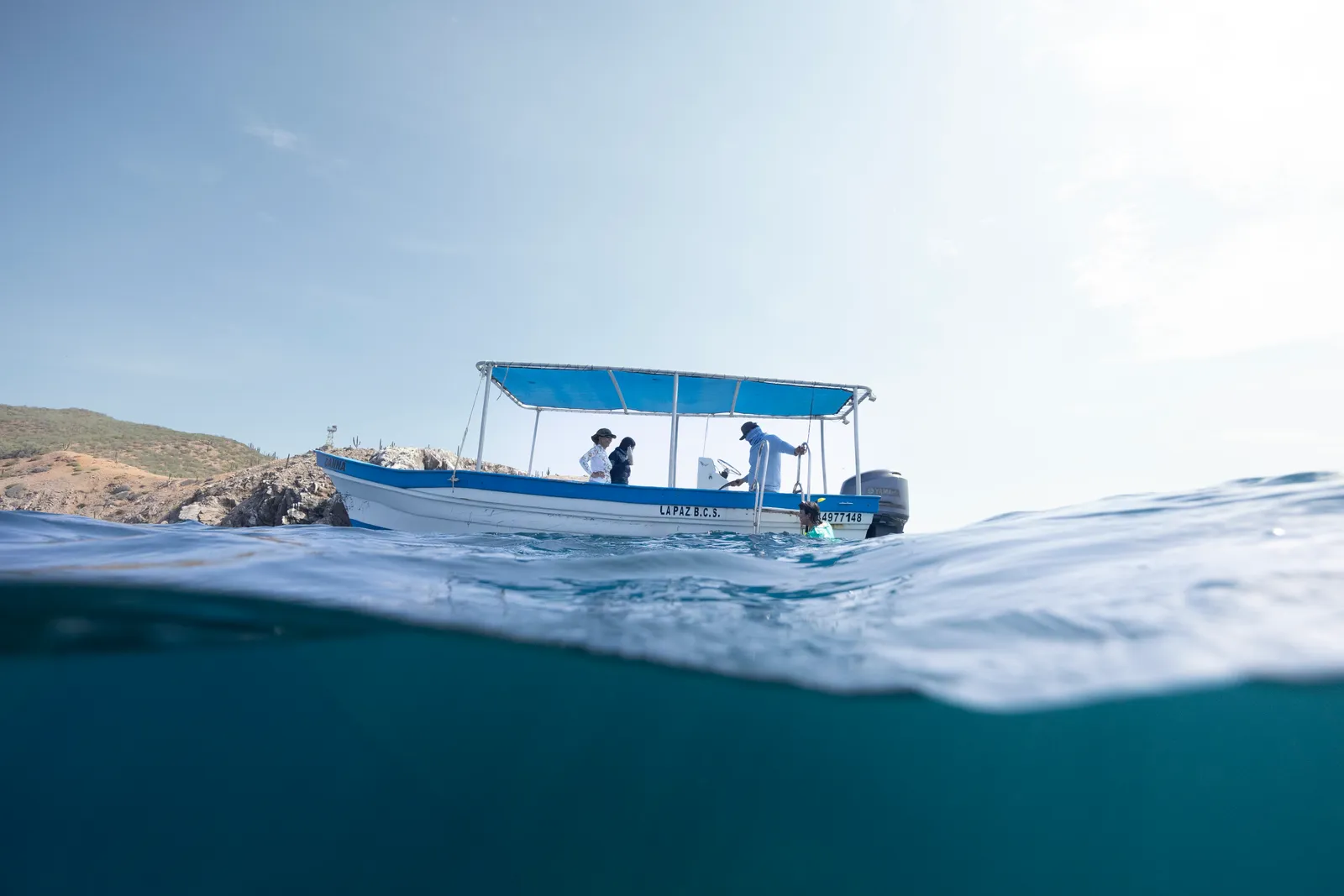 Embarcación de Danna Tours navegando en la bahía de La Ventana